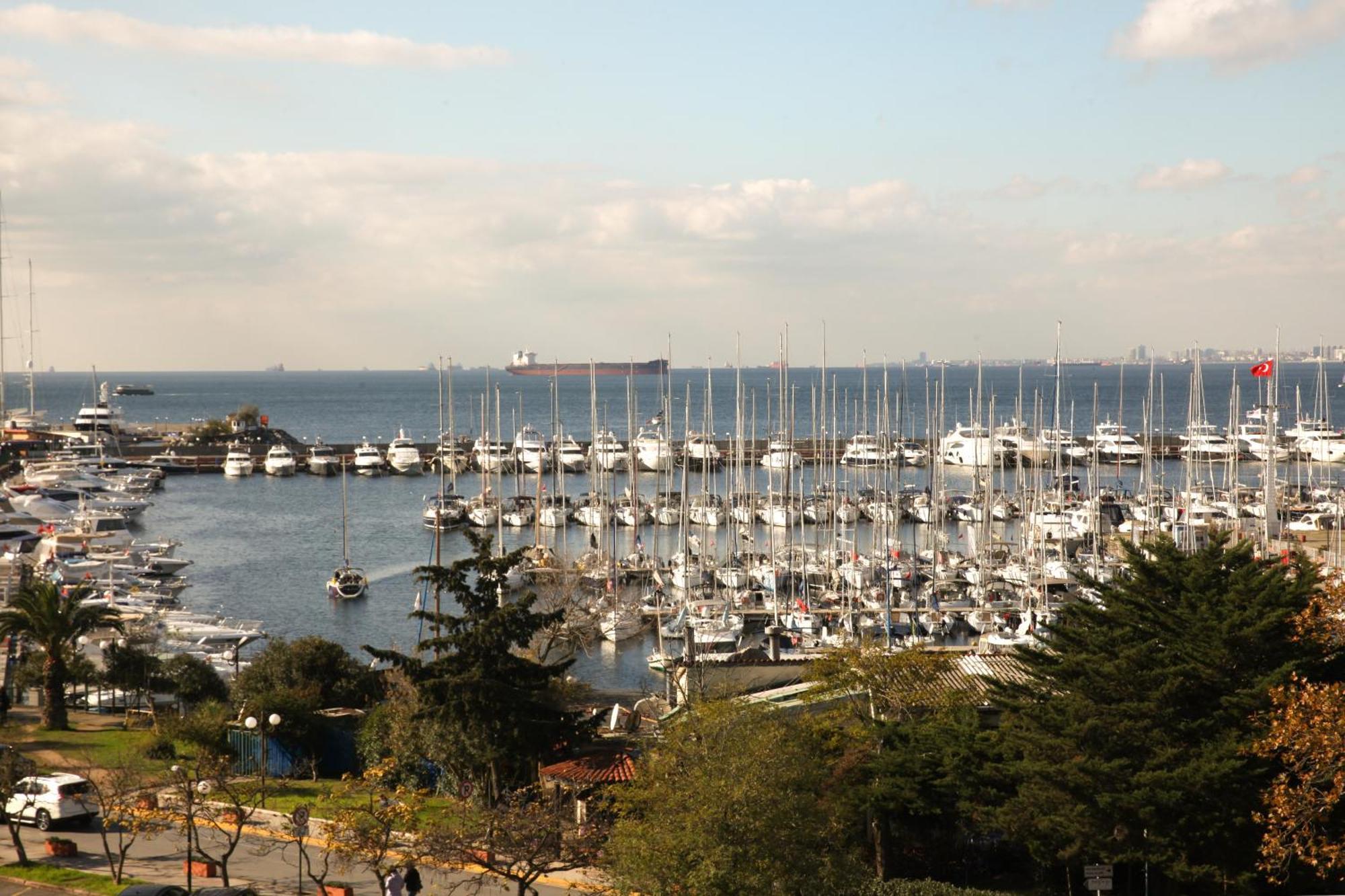 39 Kalamis Marina & Restaurant Готель 3*